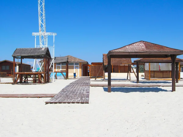 Guarda-chuvas de praia à beira-mar — Fotografia de Stock