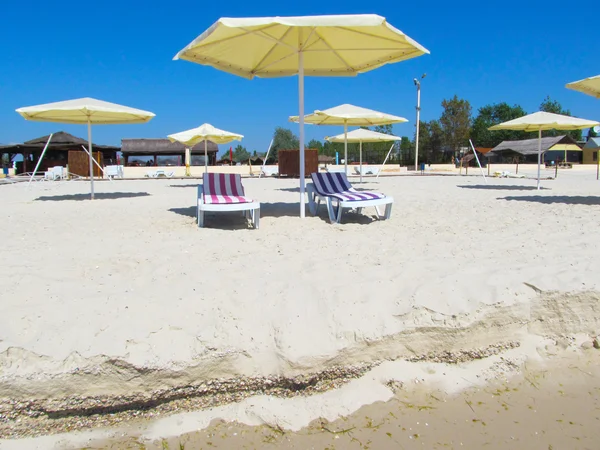 Guarda-chuvas de praia à beira-mar — Fotografia de Stock