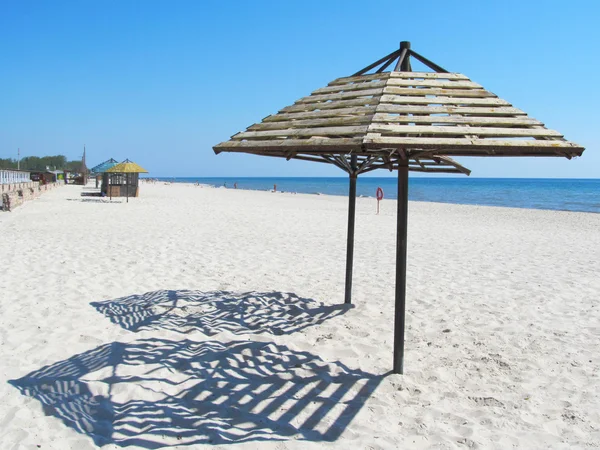 Guarda-chuvas de praia à beira-mar — Fotografia de Stock