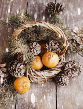 Köknar dallarıyla Noel süslemesi