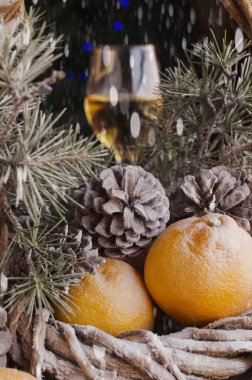 Köknar dallarıyla Noel süslemesi