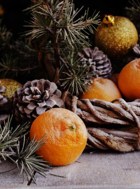 Köknar dallarıyla Noel süslemesi