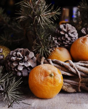 Köknar dallarıyla Noel süslemesi