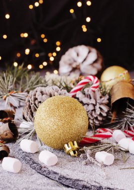 Köknar dallarıyla Noel süslemesi