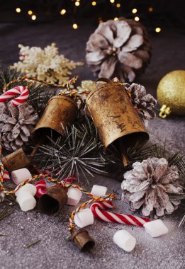 Köknar dallarıyla Noel süslemesi