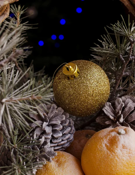 Decoración de Navidad con ramas de abeto —  Fotos de Stock