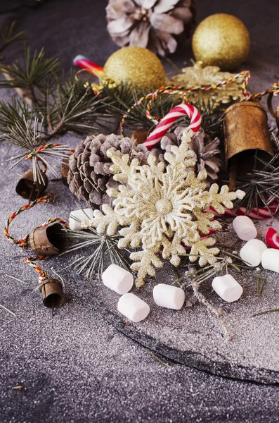 Decoración de Navidad con ramas de abeto —  Fotos de Stock