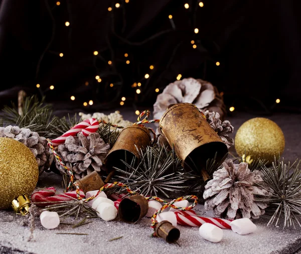 Weihnachtsdekoration mit Tannenzweigen — Stockfoto