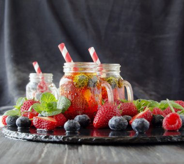 meyve suyu bir bardak çilek, buz ve nane ile