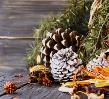 Köknar dallarıyla Noel süslemesi