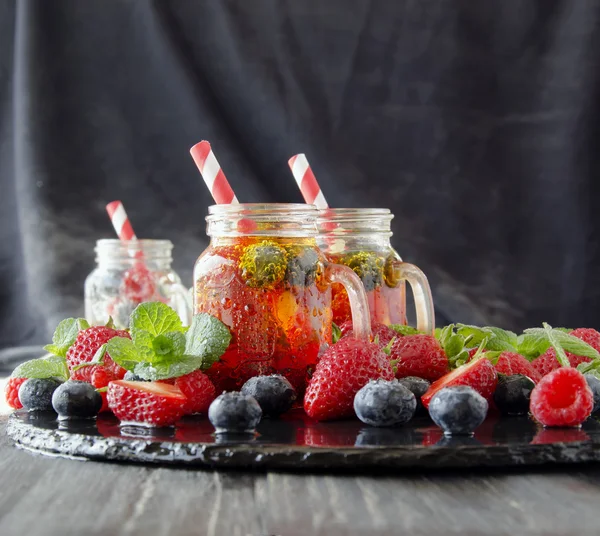 meyve suyu bir bardak çilek, buz ve nane ile