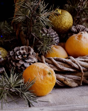 Köknar dallarıyla Noel süslemesi