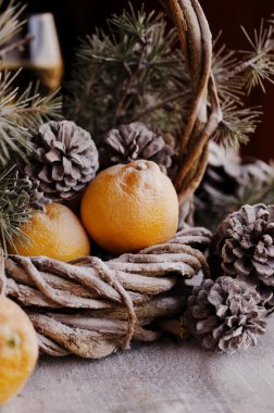 Köknar dallarıyla Noel süslemesi