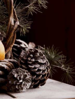 Köknar dallarıyla Noel süslemesi