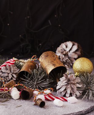 Köknar dallarıyla Noel süslemesi