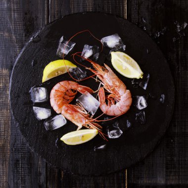 Limon ve buz küpleri, seçici odak ile iki çiğ karides