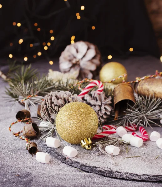 Decoración de Navidad con ramas de abeto —  Fotos de Stock