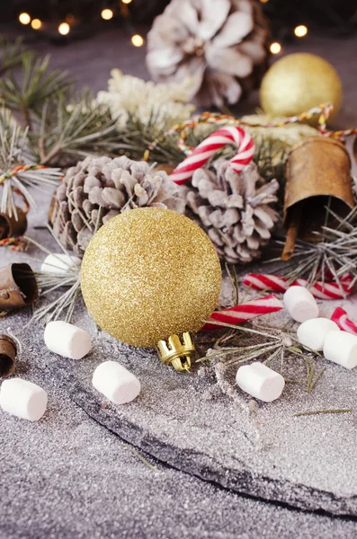 Decoración de Navidad con ramas de abeto —  Fotos de Stock