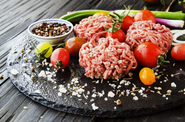 Carne picada cruda, verduras con sal y especias, enfoque selectivo — Foto de Stock