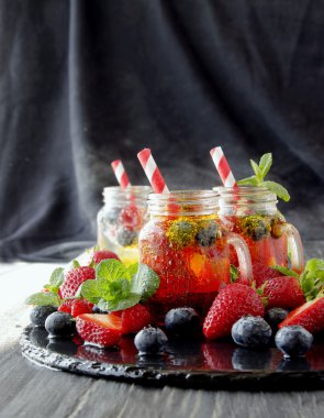 meyve suyu bir bardak çilek, buz ve nane ile