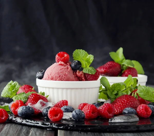 Fruit ice cream with fresh strawberries, blueberries and raspberries — Stock Photo, Image