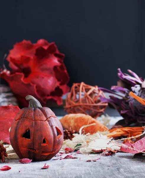 Декоративная тыква на Хэллоуин с сушеными цветами — стоковое фото