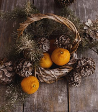 Köknar dallarıyla Noel süslemesi