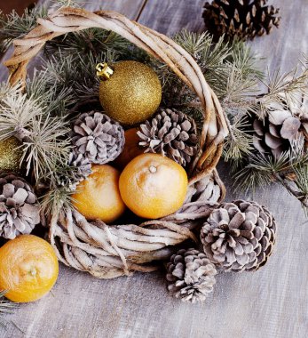 Köknar dallarıyla Noel süslemesi