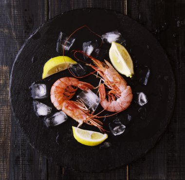 Limon ve buz küpleri, seçici odak ile iki çiğ karides