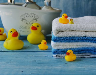 renkli havlu ve banyo ördeği masanın üzerine yığını
