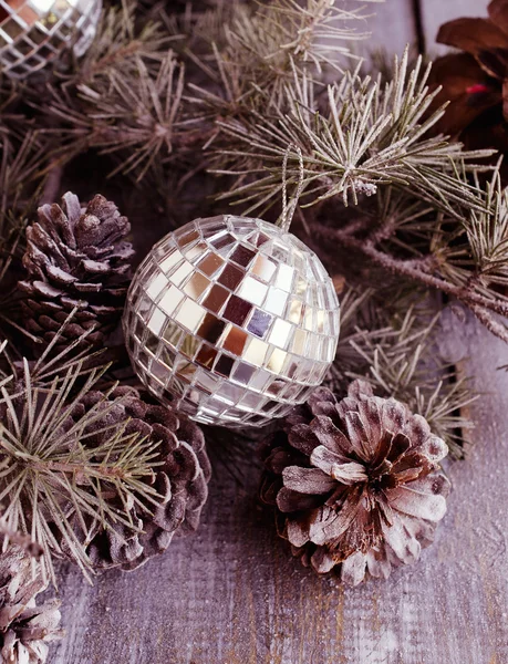 Vánoční dekorace s jedlovými větvemi — Stock fotografie