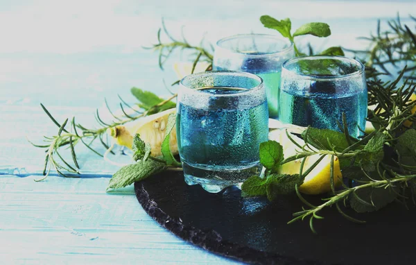 Blauer Curaçao-Likör oder Sambuca mit Zitrone — Stockfoto