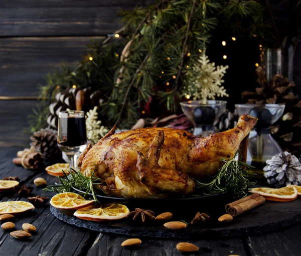 Gebakken kip voor Kerstmis of Nieuwjaar — Stockfoto