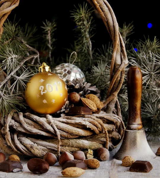 Рождественское украшение еловыми ветвями — стоковое фото