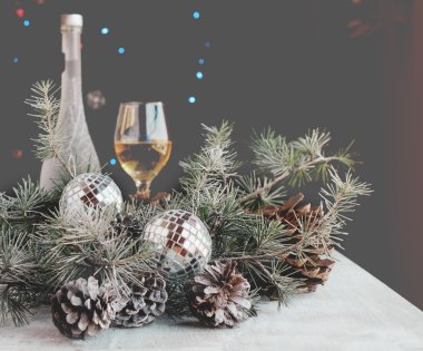 Köknar dallarıyla Noel süslemesi