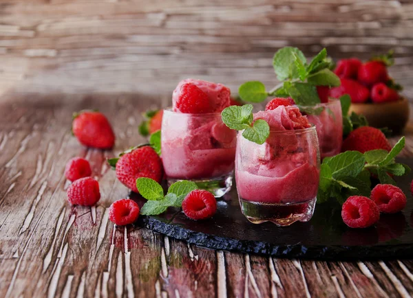 Gefrorener Joghurt, Sorbet mit Erdbeeren, Himbeeren und Minze, selektiver Fokus — Stockfoto