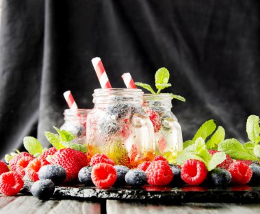meyve suyu bir bardak çilek, buz ve nane ile