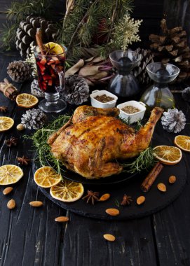 Noel ve yeni yıl için pişmiş tavuk