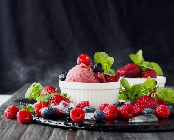 Παγωτό φρούτα με φρέσκιες φράουλες, τα βακκίνια και τα σμέουρα — Φωτογραφία Αρχείου