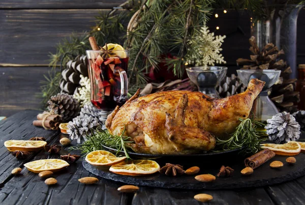 Noel ve yeni yıl için pişmiş tavuk