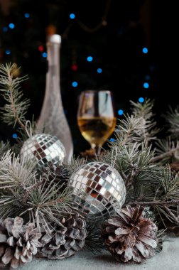 Köknar dallarıyla Noel süslemesi