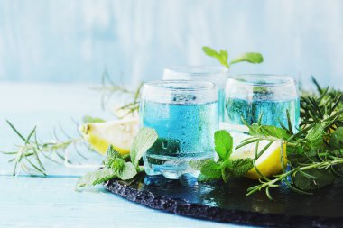 Blue curacao likör ya da sambuca limonlu