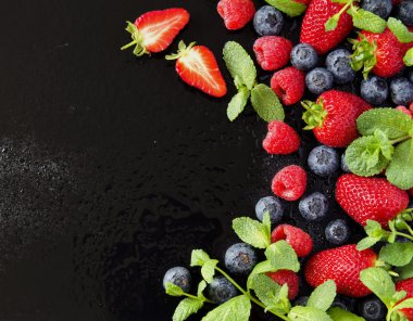 Olgun Kırmızı Ahududu ve çilek ahşap kase, seçici odak