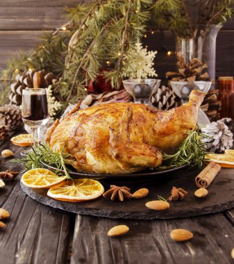 Noel ve yeni yıl için pişmiş tavuk