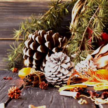 Köknar dallarıyla Noel süslemesi