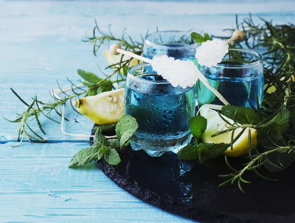 Blauer Curaçao-Likör oder Sambuca mit Zitrone — Stockfoto