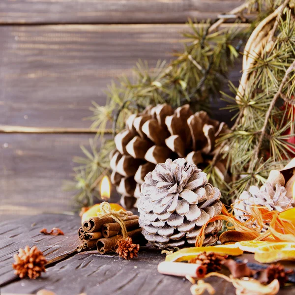 Köknar dallarıyla Noel süslemesi