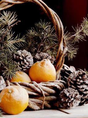 Köknar dallarıyla Noel süslemesi