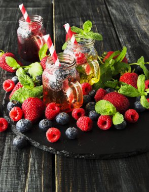 Olgun Kırmızı Ahududu ve çilek ahşap kase, seçici odak