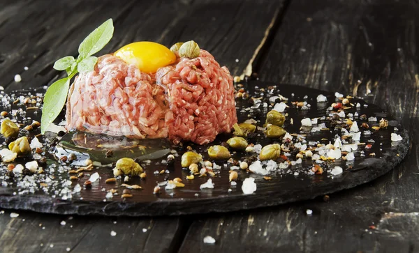 Tartare de steak de viande hachée crue avec sel et épices — Photo